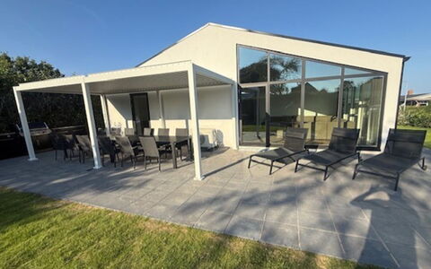 Gundula - 1.3Km from the Sea: Ombre, Porte, Composite, Béton, Structure En Plein Air, Biens, Mobilier De Jardin, Patio, Cour, Porche