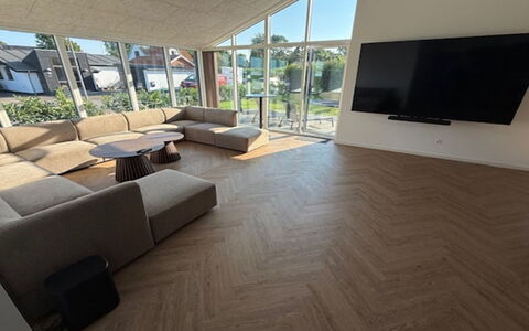 Gundula - 1.3Km from the Sea: Sol, Sol, Bois, Design Intérieur, Meubles, Salon, Parquet, Canapé, Plafond, Domicile