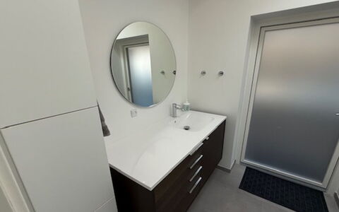 Gundula - 1.3Km from the Sea: Lavabo, Armoire De Toilette, Évier, Sol, Design Intérieur, Luminaire Plomberie, Sol, Robinet, Miroir, Salle De Bains