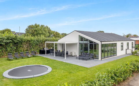 Gundula - 1.3Km from the Sea: Domicile, Biens, Ombre, Pelouse, Cour, Conception, Structure En Plein Air, Villa, Ferme, Porche
