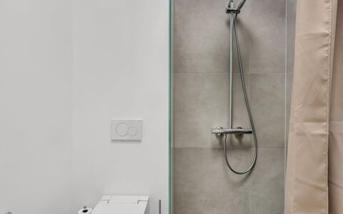 Gundula - 1.3Km from the Sea: Luminaire Plomberie, Salle De Bains, Sol, Sol, Plomberie, Toilette, Tete De Douche, Douche, Panneau De Douche, Robinet