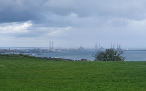 Gundula - 1.3Km from the Sea: Herbe, Prairie, Horizon, Lot Terre, Nuage, Pâturage, Cotiers Et Relief Océaniques, Prairie, Mer