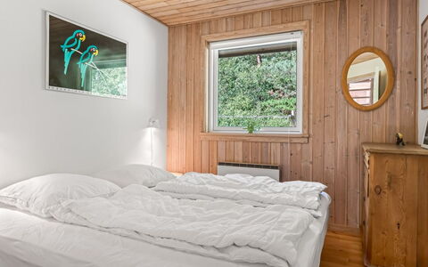 Laris - from the Sea: Chambre, Mur, Lit, Bois, Drap De Lit, Literie, Design Intérieur, Sol, Domicile, Sol