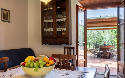 Il Cipresso, Casa Lucia, Cortona: Meubles, Bois, Design Intérieur, Table, Sol, Salle À Manger, Table Cuisine Et Salle A Manger, Chaise, Sol, Éclairage