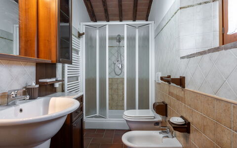Il Cipresso, Casa Lucia, Cortona: Sol, Luminaire Plomberie, Design Intérieur, Sol, Évier, Pièce, Plafond, Salle De Bains, Robinet, Plomberie