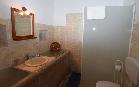 Antica Cascina 191: Mur, Luminaire Plomberie, Lavabo, Sol, Sol, Salle De Bains, Design Intérieur, Évier, Pièce, Plomberie