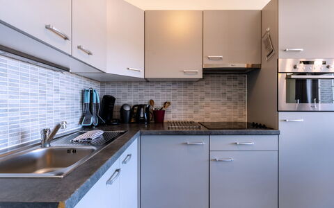 Duinenzicht with Balcony: Comptoir, Cuisine, Appareil De Cuisine, Cabinetry, Evier, Principaux Appliance, Évier, Luminaire Plomberie, Design Intérieur, Sol