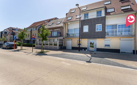 Duinenzicht with Balcony: Bâtiment, Fenêtre, Zone Résidentielle, Surface De La Route, Ville, Zone Urbaine, Quartier, Ville, Maison, Rue