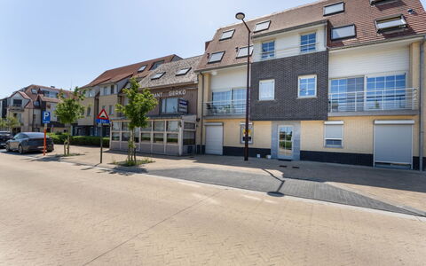 Duinenzicht with Balcony: Bâtiment, Fenêtre, Zone Résidentielle, Surface De La Route, Ville, Quartier, Zone Urbaine, Maison, Domicile, Asphalte