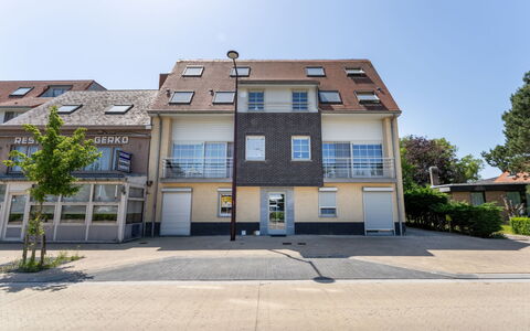 Duinenzicht with Balcony: Bâtiment, Fenêtre, Zone Résidentielle, Surface De La Route, Maison, Quartier, Façade, Ville, Domicile, Architecture