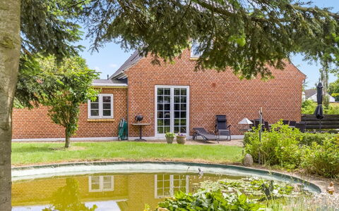 Melba - 13Km from the Sea: Herbe, Maison, Arbuste, Domicile, Toit, Zone Résidentielle, Chalet, Jardin, Biens