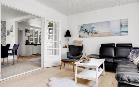 Melba - 13Km from the Sea: Sol, Design Intérieur, Meubles, Sol, Canapé, Parquet, Bois, Salon, Plafond, Domicile