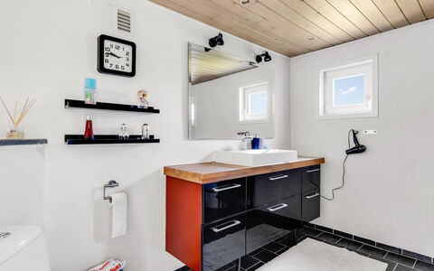 Melba - 13Km from the Sea: Luminaire Plomberie, Design Intérieur, Sol, Évier, Armoire De Toilette, Sol, Salle De Bains, Plafond, Robinet, Lavabo