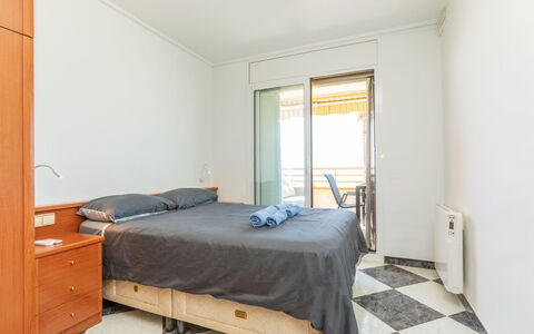 Maritim: Design Intérieur, Sol, Sol, Meubles, Bois, Pièce, Plafond, Chambre, Lit, Parquet