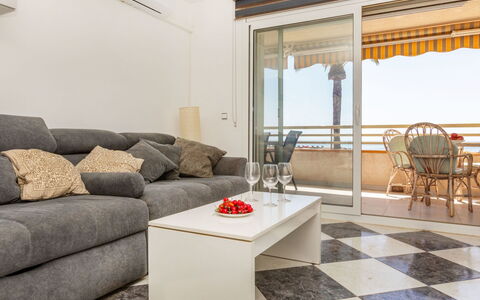 Maritim: Meubles, Design Intérieur, Sol, Sol, Appartement, Canapé, Salon, Plafond, Pièce