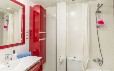 Maritim: Salle De Bains, Luminaire Plomberie, Sol, Design Intérieur, Lavabo, Sol, Évier, Robinet, Plomberie, Plafond