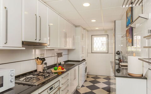 Maritim: Cuisine, Sol, Design Intérieur, Appareil De Cuisine, Principaux Appliance, Comptoir, Sol, Bois, Cabinetry, Plafond
