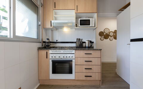 Rosa Dels Vents: Cuisine, Appareil De Cuisine, Comptoir, Meubles, Cabinetry, Principaux Appliance, Design Intérieur, Bois, Sol, Électroménager