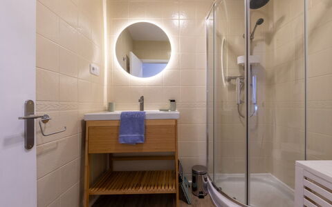 Rosa Dels Vents: Sol, Salle De Bains, Design Intérieur, Sol, Luminaire Plomberie, Mur, Lavabo, Bois, Évier, Plafond