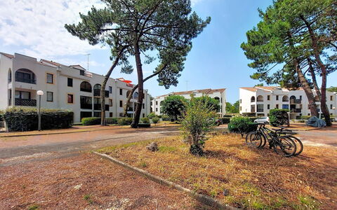 Evasion Marine: Bâtiment, Mur, Fenêtre, Zone Résidentielle, Quartier, Façade, Maison, Ville, Domicile, Balcon