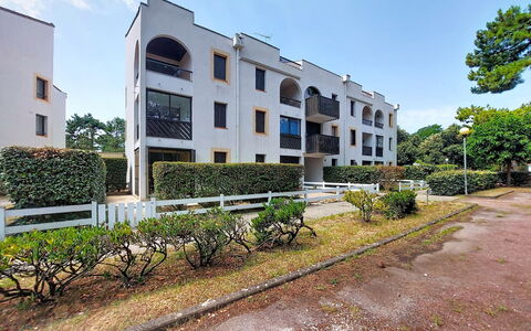 Evasion Marine: Bâtiment, Mur, Fenêtre, Zone Résidentielle, Quartier, Façade, Maison, Ville, Domicile, Balcon