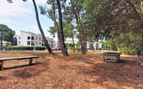 Evasion Marine: Bâtiment, Mur, Fenêtre, Zone Résidentielle, Quartier, Façade, Maison, Ville, Domicile, Balcon