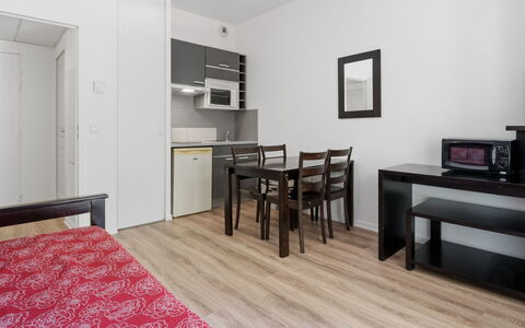 Grasse 617: Sol, Meubles, Sol, Design Intérieur, Pièce, Appartement, Plafond, Lit, Parquet, Chambre