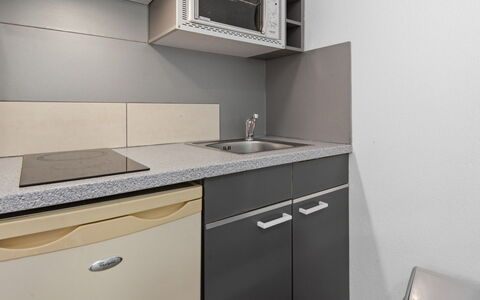 Grasse 617: Sol, Design Intérieur, Sol, Comptoir, Cabinetry, Cuisine, Pièce, Luminaire Plomberie, Principaux Appliance