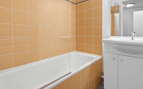 Grasse 617: Luminaire Plomberie, Sol, Salle De Bains, Sol, Design Intérieur, Baignoire, Plomberie, Tuile, Composite, Robinet