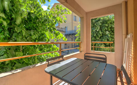Grasse 635: Bâtiment, Mur, Fenêtre, Zone Résidentielle, Quartier, Façade, Maison, Ville, Domicile, Balcon