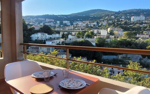 Grasse 637: Zone Résidentielle, Appartement, Balcon, Ombre, Chaise, Appartement Penthouse, Hôtel