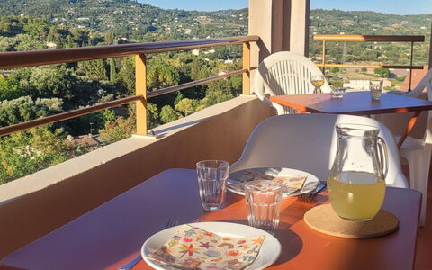 Grasse 637: Meubles, Table, Design Intérieur, Chaise, Tache De Bois, Table Cuisine Et Salle A Manger, Plafond, Ombre, Restaurant, Balcon