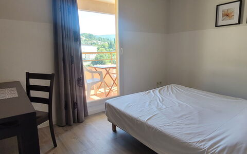 Grasse 637: Bois, Meubles, Sol, Chambre, Sol, Drap De Lit, Lit, Literie, Cadre De Lit, Pièce