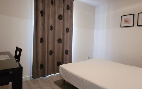 Grasse 637: Design Intérieur, Sol, Bois, Chambre, Sol, Lit, Meubles, Drap De Lit, Pièce, Textile