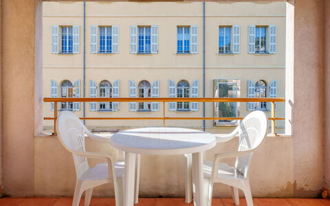Grasse 653: Bâtiment, Mur, Fenêtre, Zone Résidentielle, Quartier, Façade, Maison, Ville, Domicile, Balcon