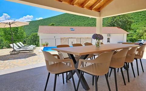 Imotski 424: Bâtiment, Mur, Fenêtre, Zone Résidentielle, Quartier, Façade, Maison, Ville, Domicile, Balcon