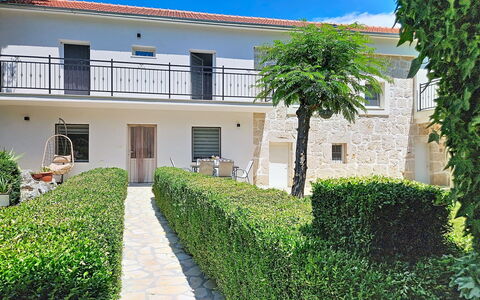 Imotski 424: Bâtiment, Mur, Fenêtre, Zone Résidentielle, Quartier, Façade, Maison, Ville, Domicile, Balcon