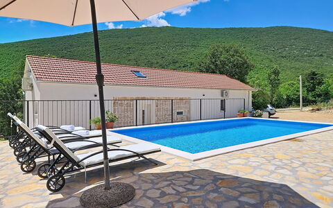 Imotski 424: Bâtiment, Mur, Fenêtre, Zone Résidentielle, Quartier, Façade, Maison, Ville, Domicile, Balcon