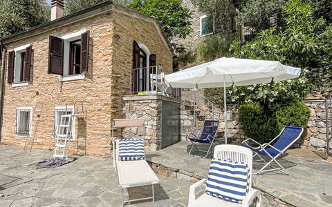 Casetta Pantasina: Bâtiment, Mur, Fenêtre, Zone Résidentielle, Quartier, Façade, Maison, Ville, Domicile, Balcon