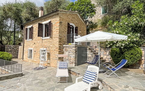 Casetta Pantasina: Bâtiment, Mur, Fenêtre, Zone Résidentielle, Quartier, Façade, Maison, Ville, Domicile, Balcon
