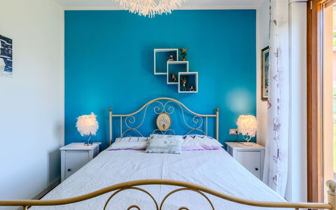 Melissa: Bleu, Meubles, Lit, Chambre, Design Intérieur, Mur, Literie, Drap De Lit, Textile, Plafond