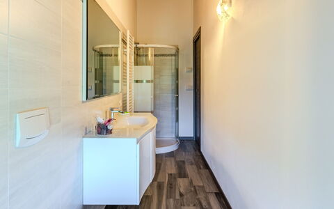 Melissa: Sol, Sol, Design Intérieur, Plafond, Éclairage, Pièce, Luminaire Plomberie, Plomberie, Salle De Bains, Robinet