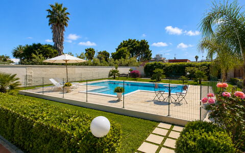 Villa Gloria: Piscine, Recours, Jardin, Mobilier De Jardin, Composite, Caractéristique De L'Eau, Eco Hôtel, Aménagement Paysager, Ombre