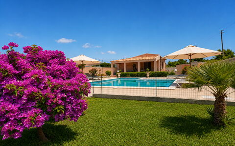 Villa Gloria: Piscine, Recours, Mobilier De Jardin, Parapluie, Biens, Loisir, Eco Hôtel, Hacienda, Aménagement Paysager, Jardin