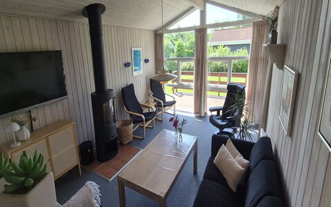Vinny - 1Km from the Sea: Bois, Meubles, Sol, Sol, Design Intérieur, Domicile, Salon, Pièce, Plafond, Porte