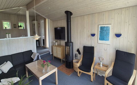Vinny - 1Km from the Sea: Bois, Meubles, Sol, Design Intérieur, Sol, Plafond, Pièce, Chaise, Domicile, Salon