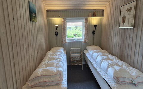 Vinny - 1Km from the Sea: Bois, Chambre, Lit, Drap De Lit, Literie, Sol, Cadre De Lit, Meubles, Pièce, Linge