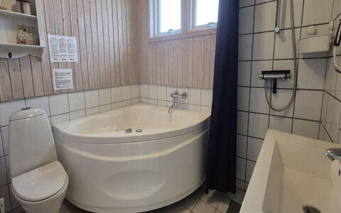 Vinny - 1Km from the Sea: Salle De Bains, Luminaire Plomberie, Sol, Sol, Design Intérieur, Baignoire, Toilette, Plomberie, Lavabo, Pièce