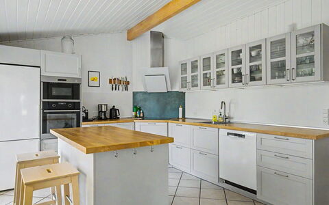Aderice - 80M from the Sea: Cuisine, Appareil De Cuisine, Comptoir, Principaux Appliance, Sol, Cabinetry, Bois, Design Intérieur, Sol, Électroménager