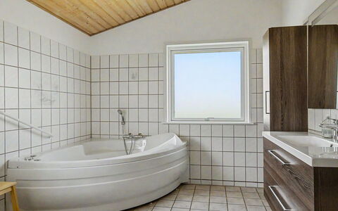 Aderice - 80M from the Sea: Sol, Design Intérieur, Luminaire Plomberie, Sol, Salle De Bains, Plafond, Baignoire, Plomberie, Robinet, Pièce